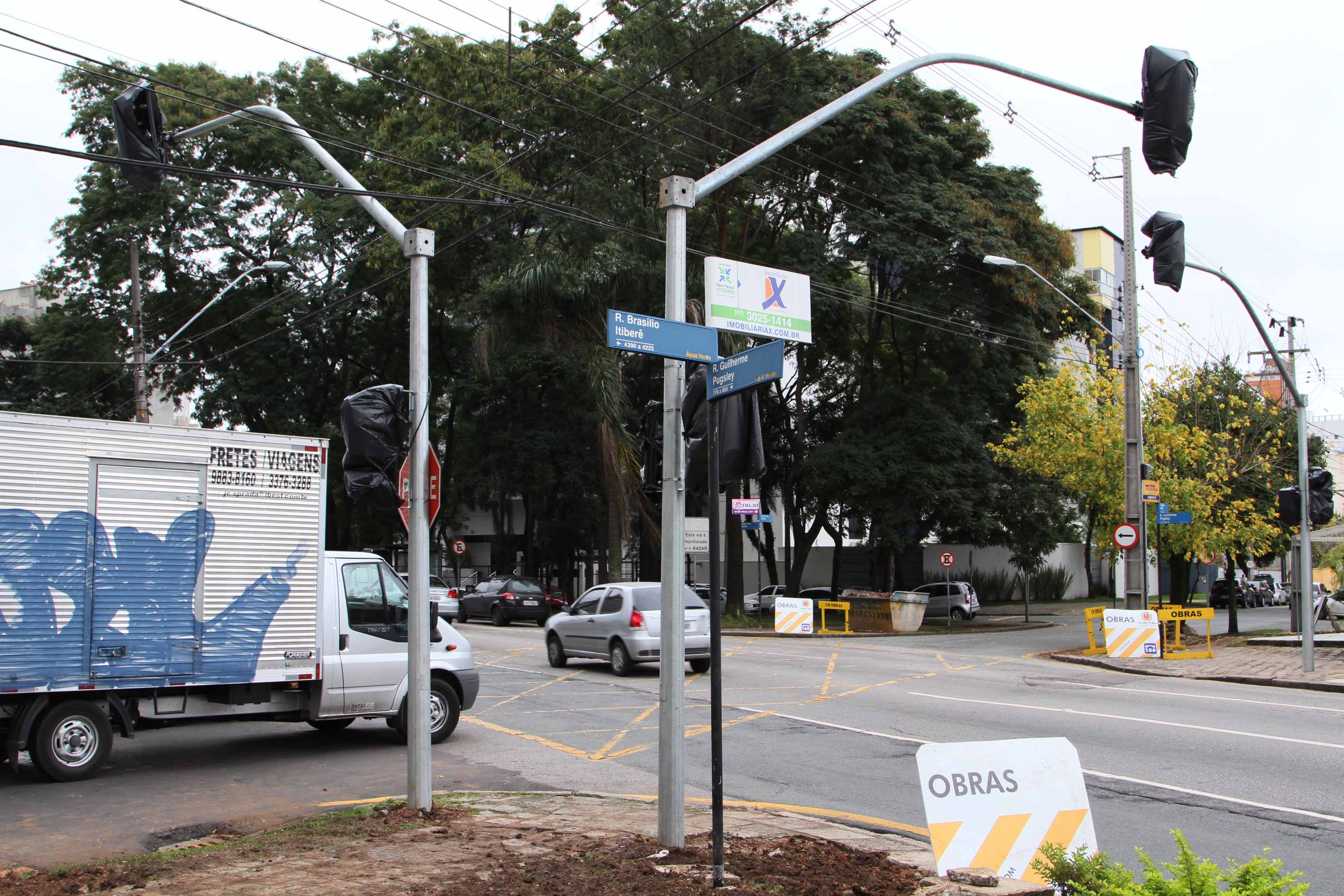 Rua do bairro Água Verde recebe novo semáforo - Bruno Pessuti